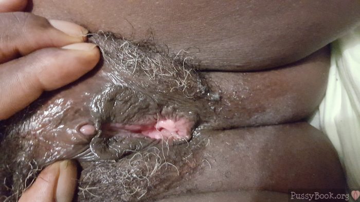 spreading-old-black-wet-african-vagina