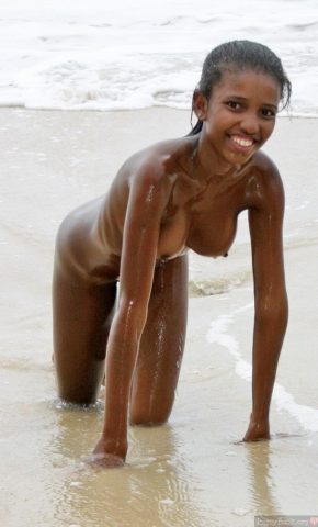 black-wet-young-gal-on-all-fours-at-the-sea