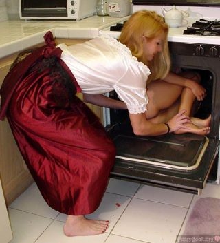 girl-cooking-nude-girl-in-the-oven