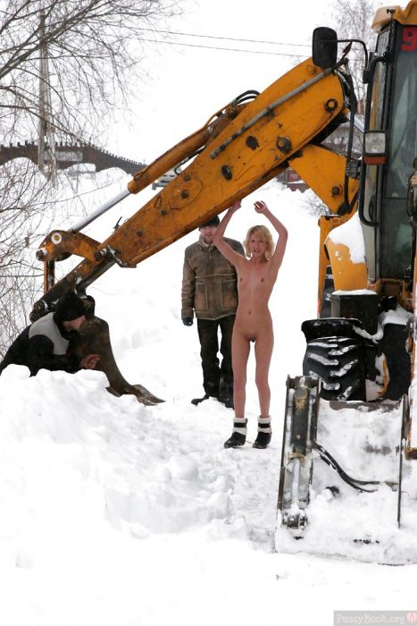 working-girl-nude-on-the-snow