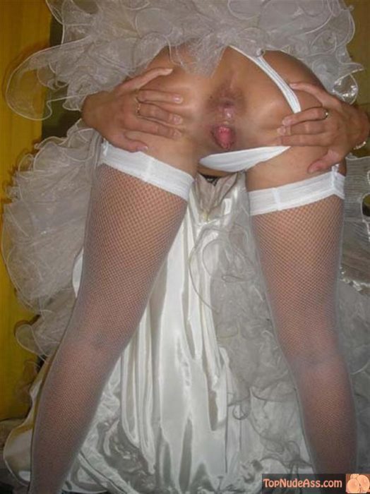 Bride Spreads Ass