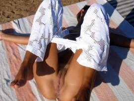 flashing-tanned-pussy-on-beach