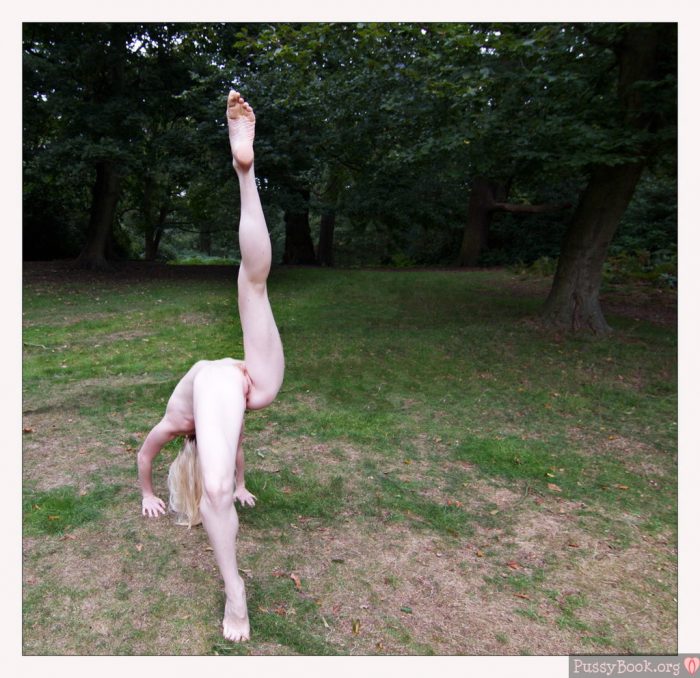 flexible-yoga-girl-nude-outdoor-in-the-wood