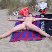 free-white-nudist-babe-on-beach