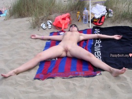 free-white-nudist-babe-on-beach
