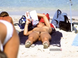 fully-nude-nudist-woman-beach