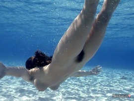naked-chinese-female-swimming