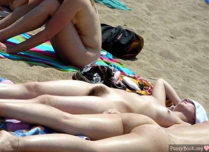 naked-pussies-voyeur-on-the-beach-girls