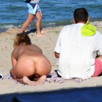 nudist-girl-on-nudism-beach