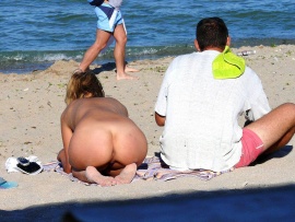 nudist-girl-on-nudism-beach