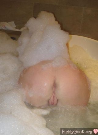 white-booty-pussy-covered-in-bubble-bath-foam-png